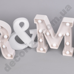 Слово "MR and MRS" с подсветкой
