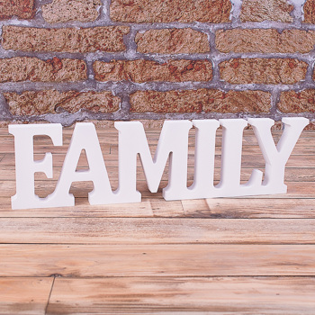 деревянное слово "family"