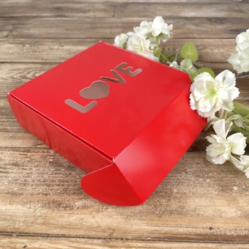 Коробка самозбірна "прорізна love"
