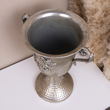 Ваза металлическая кубик с 2 ручками серебряный.