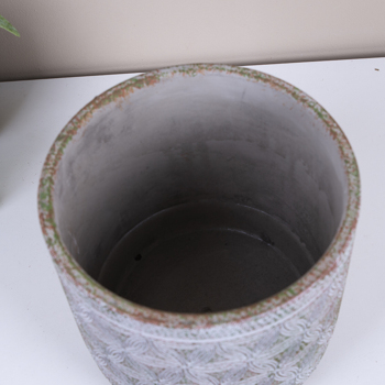 ваза из бетона с графическими узорами
