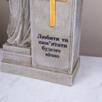 Фигура на кладбище - ангел с вазоном
