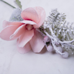рожева магнолія з ялиною в снігу рожева магнолія з ялиною в снігу