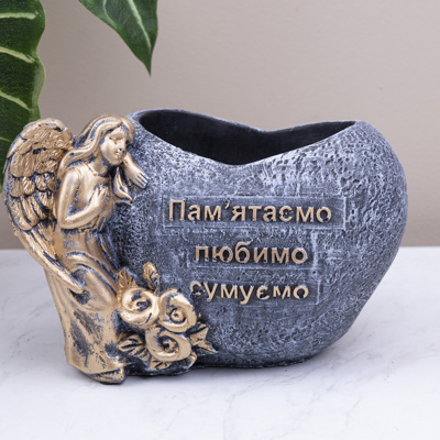 Бетонное кашпо ангел с цветами 