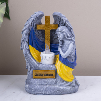 Фігура на кладовище -  ангел з хрестом та крилами  та підсвіткою на сонячній панелі