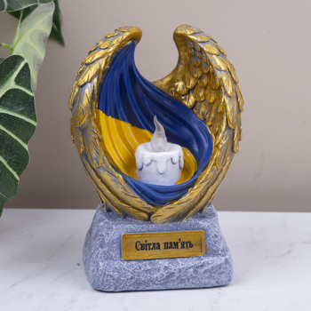 Фігура на кладовище -  крила з свічкою