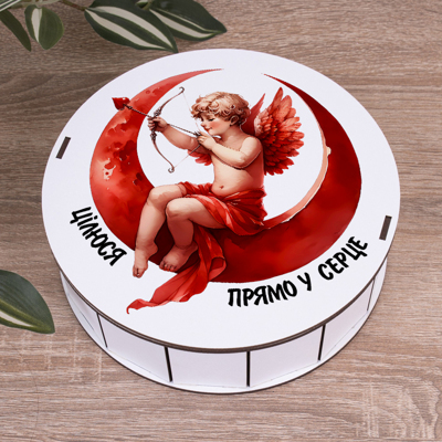 Коробка кругла 19,5 см купідон "Цілюся прямо у серце" Коробка кругла 19,5 см купідон "Цілюся прямо у серце"