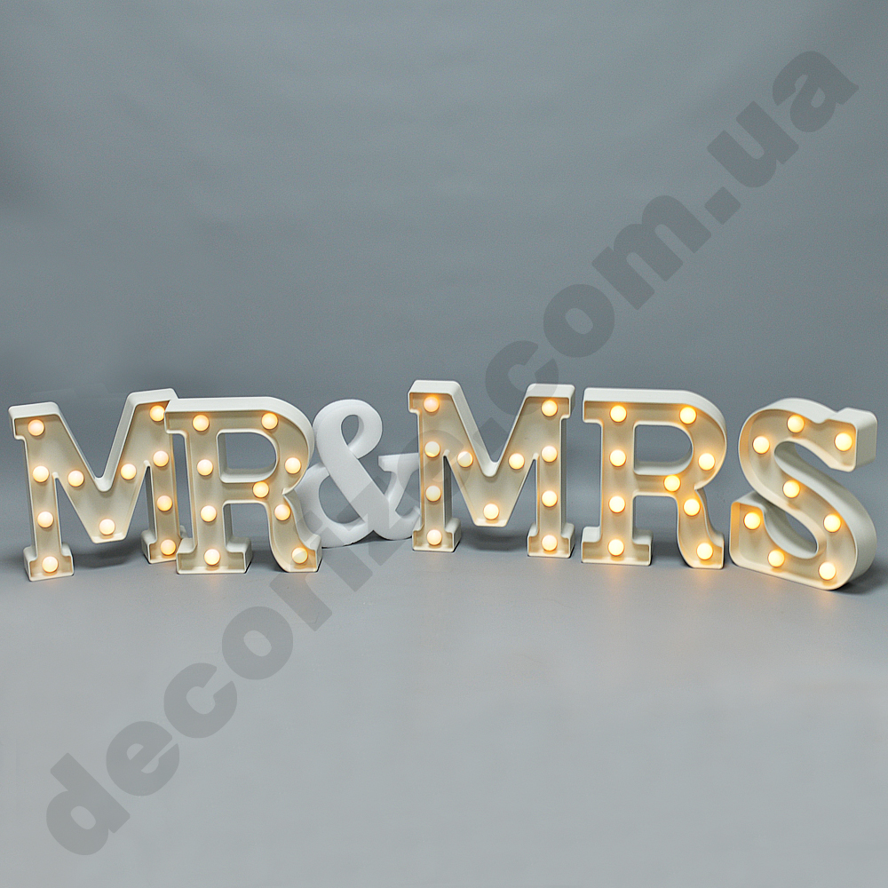 Слово "MR and MRS" с подсветкой