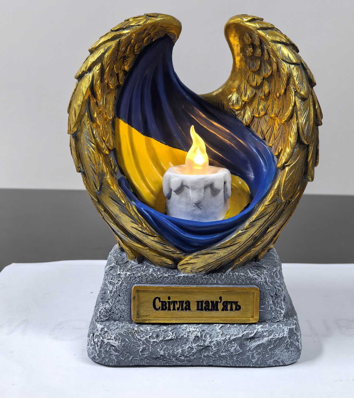 Фігура на кладовище - крила з свічкою Фігура на кладовище - крила з свічкою