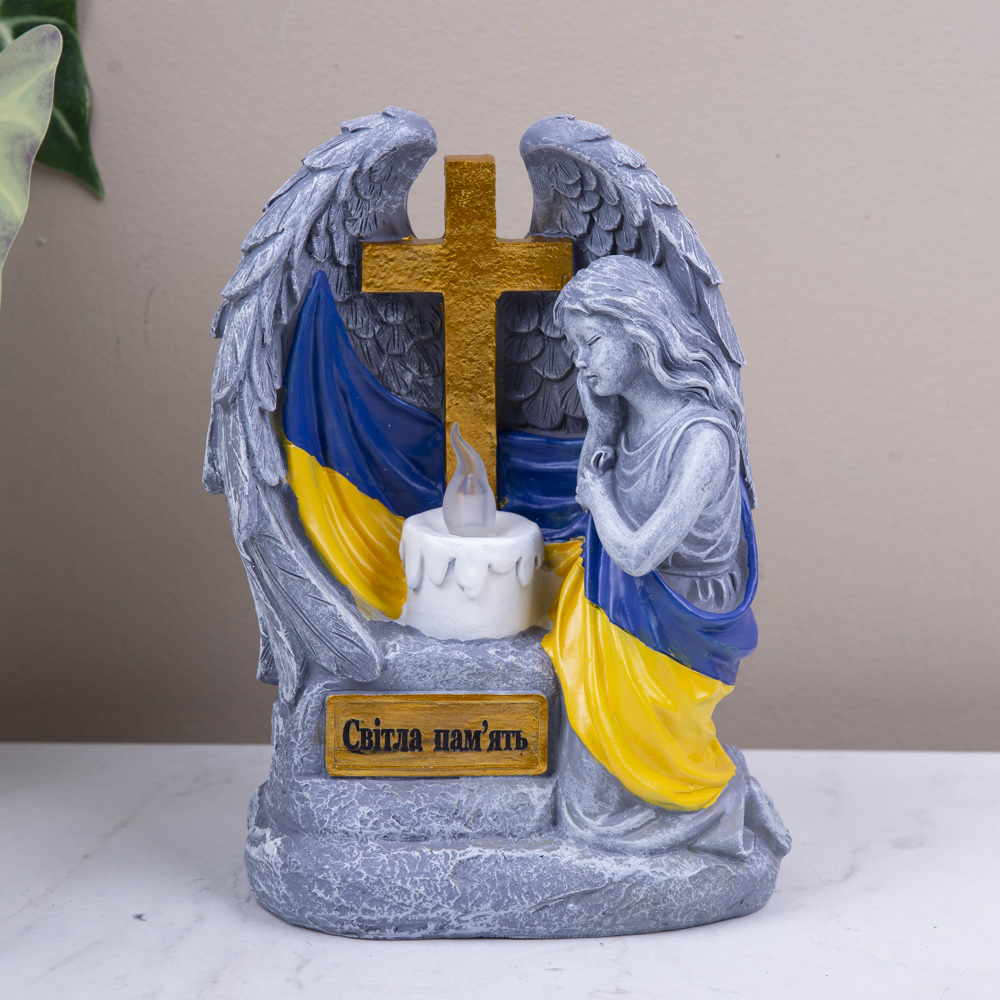 Фігура на кладовище -  ангел з хрестом та крилами  та підсвіткою на сонячній панелі